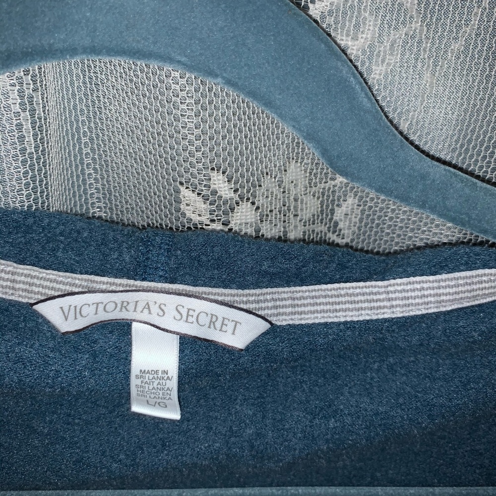 Victoria secret sweatshirt - Picture 2 of 4